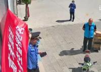 店鋪掛高考加油橫幅被城管拆除 城管說(shuō)影響市容有涉嫌廣告嫌疑