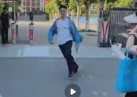 出考場(chǎng)考生為躲避采訪蛇形走位 網(wǎng)友：只要跑得快采訪就追不上我