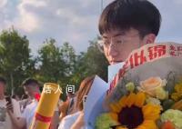 文旅局長考場門口送考生狀元卷 祝?？忌鸢耦}名
