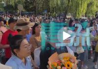 北京高考結束 考生翻跟頭出考場
