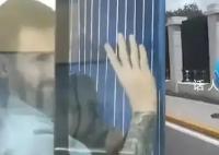 球迷熱情狂奔追趕大巴 梅西揮手致意