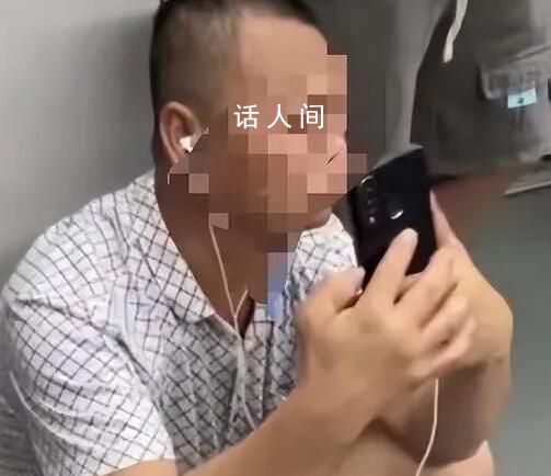 大叔手機(jī)里地鐵車廂照系過(guò)去拍攝 他搭地鐵很少搭他就拍地鐵人多