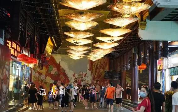 炎炎夏夜里升騰的煙火氣 引發(fā)了人們對(duì)夏日夜生活的向往