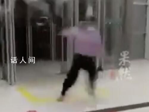 女子突遇強風天氣 被吹進室內滑行