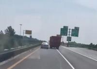 貨車高速上連續瘋狂別車被撞停 司機逃下高速隨后被警方抓獲