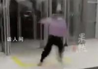 女子突遇強風天氣 被吹進室內滑行