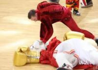 拳王現身NBA總決賽宣傳止痛藥 意外將邁阿密熱火隊吉祥物伯尼兩拳打暈
