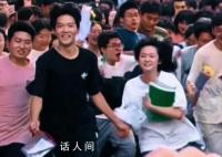 高考結束情侶牽手沖出考場 學生時期的戀愛單純又美好