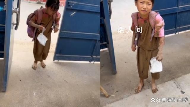 女孩抓蛙一身泥巴被媽媽逮到 一身泥巴毫無畏懼