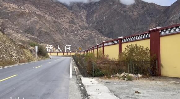 雪山景區(qū)國道旁修圍墻 付費(fèi)才可賞景