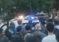 多城管疑打攤販被圍堵 公安局長喊話
