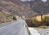 雪山景區國道旁修圍墻 付費才可賞景