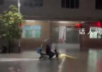 廣東暴雨積水成河 有人屋內釣魚