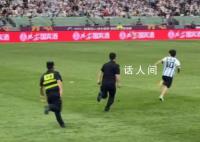充場擁抱梅西球迷被行拘 這位球迷的舉動導致比賽一度中斷