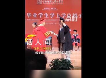 人不在學(xué)校卻被抬到校長(zhǎng)面前撥穗 不想讓舍友留下遺憾