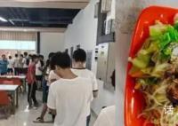 天大扣飯事件后烤鴨飯窗口排長隊 網友調侃：買斷貨了就不會被扣了