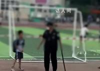 奔馳在操場倒車險些撞到小學生 校外圍觀的家長驚出一身冷汗