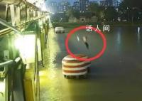 中學老師跳10多米高橋救輕生女 獲得了廣泛的稱贊