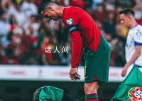 球迷沖進場跪拜C羅舉高高 并模仿其慶祝動作