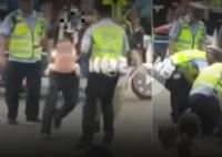男子懷抱嬰兒騎車與交警起沖突 已帶回警局