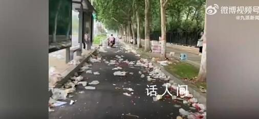 張杰鄭州演唱會后路面臟亂如垃圾場 周邊有垃圾桶但人一多可能素質就變差了