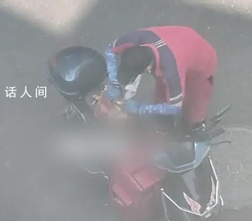 外賣員偷吃顧客雞腿被拍下 引起了人們的廣泛關注