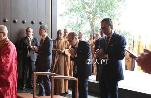李嘉誠現身禮佛獲圍觀 雙手合十模樣虔誠