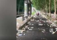 張杰鄭州演唱會后路面臟亂如垃圾場 周邊有垃圾桶但人一多可能素質就變差了