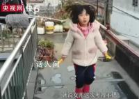 女兒考滿分農(nóng)民工父親買燒雞慶祝 再苦再累都值得