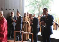 李嘉誠現(xiàn)身禮佛獲圍觀 雙手合十模樣虔誠