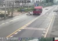 貨車避讓電瓶車撞上行人致1死1傷 被撞男子死亡小孩粉碎性骨折