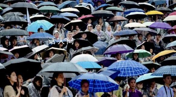 大雨中校長畢業(yè)典禮致辭只念了標(biāo)題 為了讓學(xué)生們少淋雨