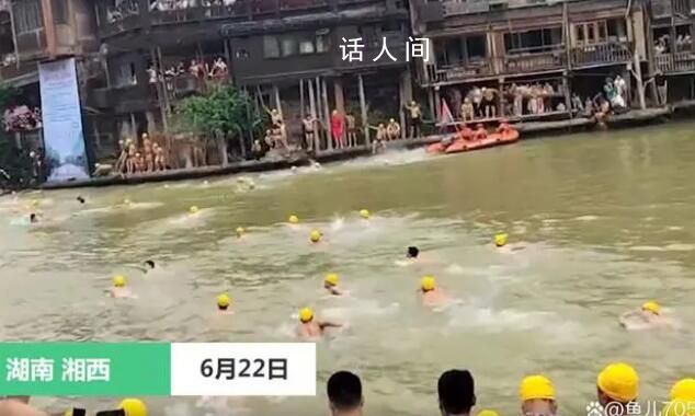 鳳凰古城端午熱:眾人跳水抓鴨