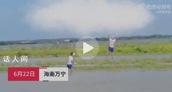 男子被風(fēng)箏線帶飛懸掛在半空中 場面十分驚險