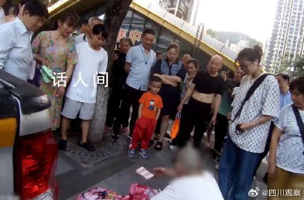 老人街頭散錢66萬無人要:錢非萬能