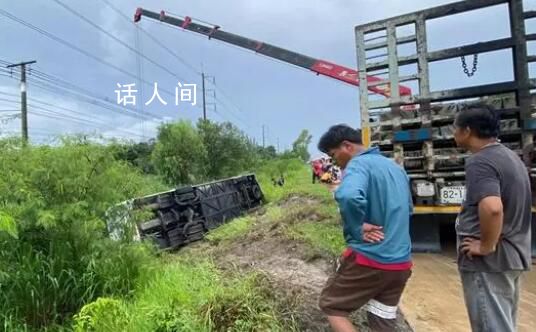 泰國載有中國游客巴士翻車致27傷 救援人員趕到后切割車身將他們救出并送往醫(yī)院
