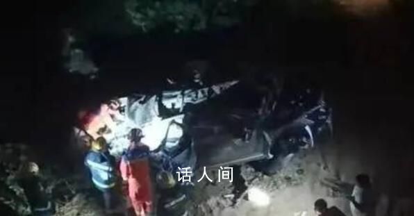 鄭州暴雨 一轎車飛下高架橋 目前事故原因在調(diào)查處理中