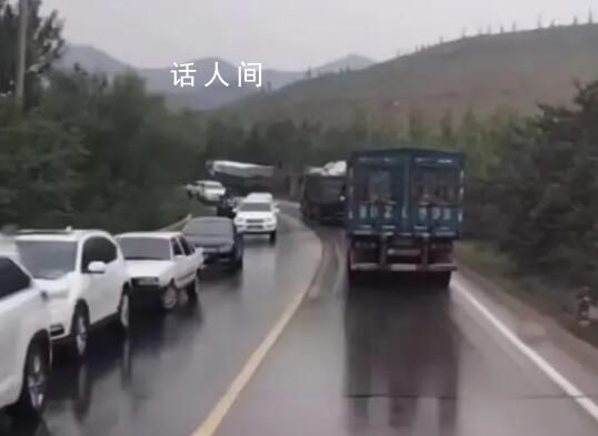 山西一中巴車側翻致4死6傷 目前6名傷者均已及時送至縣人民醫院進行診治
