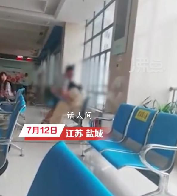 男子民政局大廳內瘋狂毆打妻子 當時大家都去勸阻了但男子根本不聽
