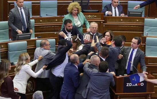 科索沃議會爆發大規模斗毆 阿爾賓·庫爾蒂在議會演講時遭反對派議員潑水