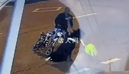 女子路上被陌生男一巴掌打倒在地 涉事女子表示已報警