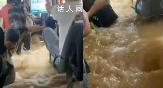 揚(yáng)州暴雨積水倒灌公交沒過乘客大腿 對乘客的出行帶來了困擾