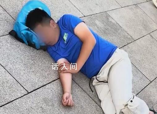 男子排隊(duì)等升旗倒地睡著 錯(cuò)過升旗儀式
