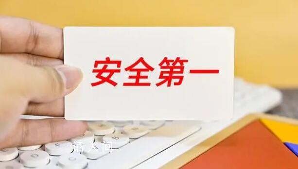 游客攀爬瀑布不慎從高處滑落 造成了連鎖反應