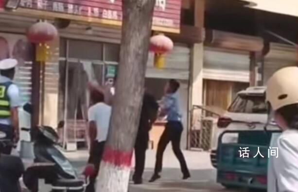 交警持木凳砸老人背部 警方調查
