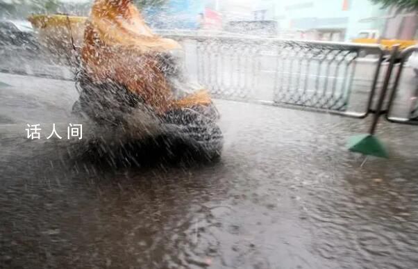 上海暴雨 高架橋成“高架河”