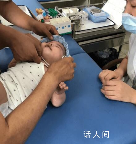 6個月寶寶為逃避抽血頑強裝睡 令人哭笑不得
