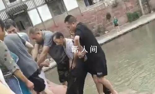 四川路人串串式集體跳水救人 砸車窗將被困司機抬上橋