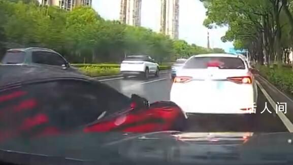 布加迪超跑強行加塞撞到寶馬 寶馬車主威脅和砸車