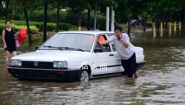 男子不顧勸阻涉水導致車輛熄火 城市多處道路出現了嚴重的積水情況